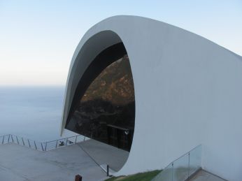 A grande concha branca de concreto implantada na escarpa de Amalfi em frente ao mar - “rompe” com a paisagem urbana de Ravello