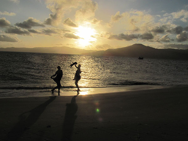 Adoro essa foto. Eu e minha irmã dançando no entardecer na Praia do Forte, em Florianópolis, Santa Catarina, 2010.