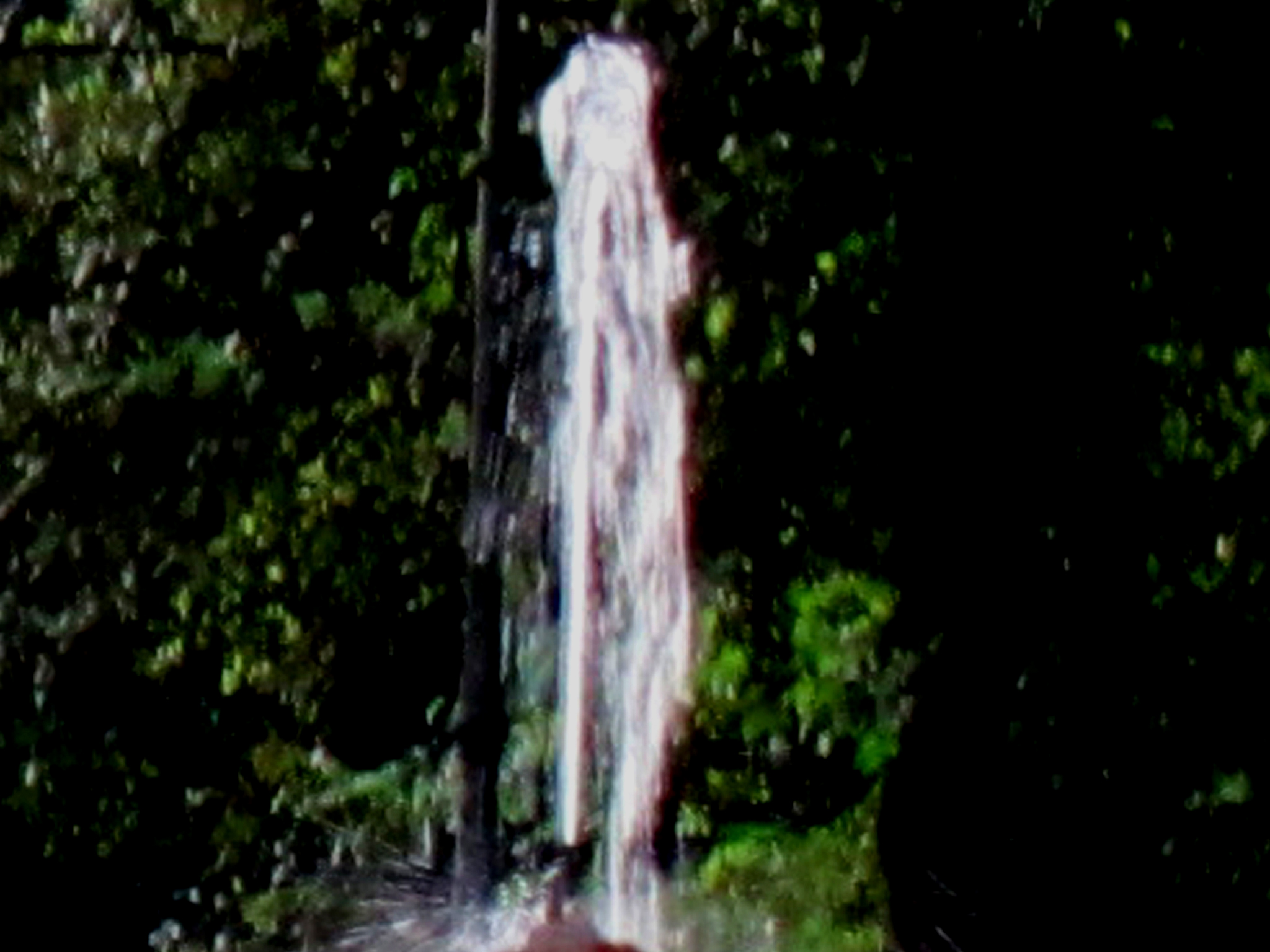 Più si avvicinava la foto e mi sono imbattuto con le ombre e le trasparenze dell`acqua e ho visto la figura di una donna. Comunque la ho battezato con il nome di Signora dell`acqua. Questo significa a me una riverenza al carattere sacro di questo liquido prezioso per il pianeta.