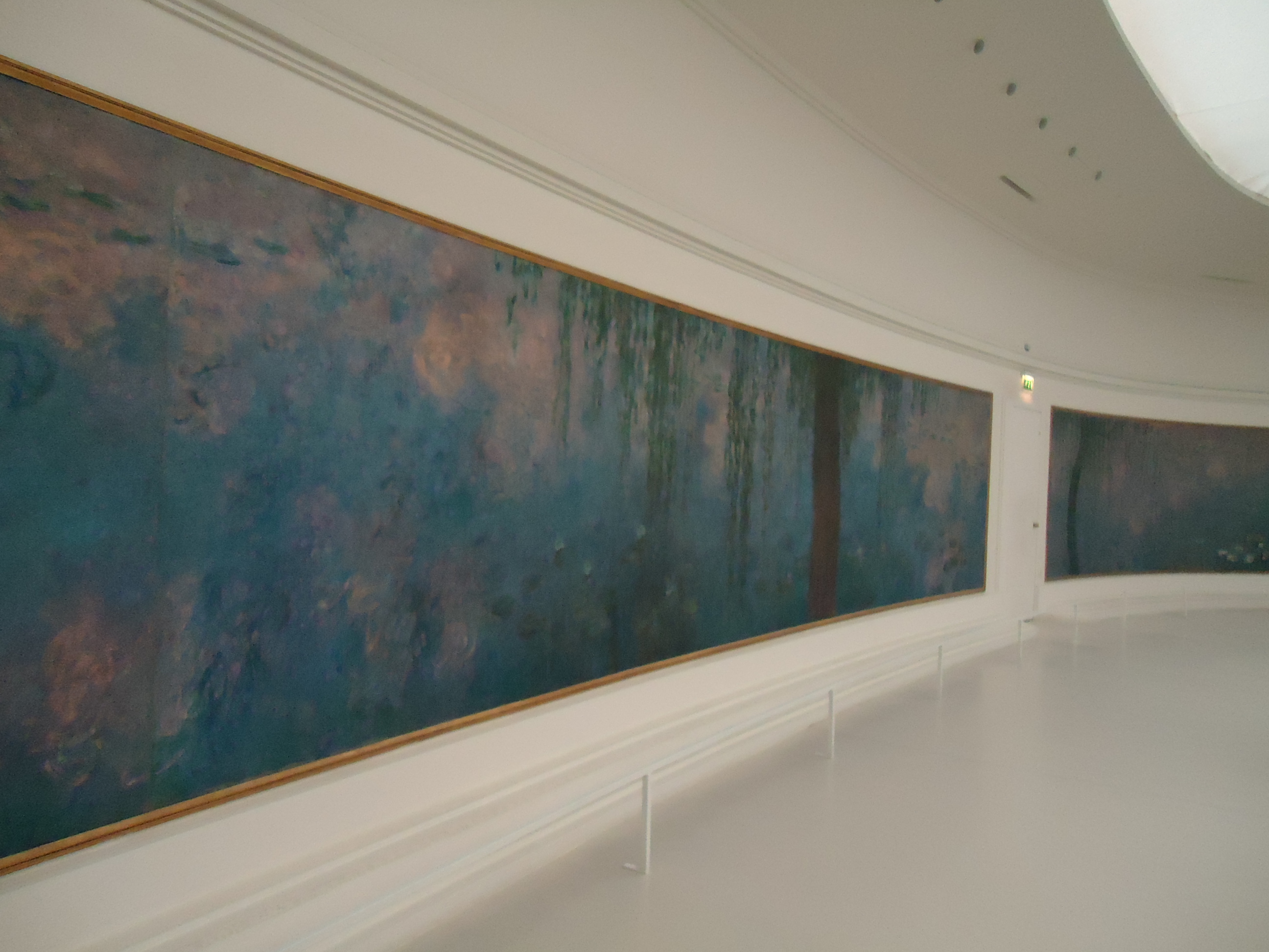 Os oito gigantescos e famosos painéis de “Ninfeias” encontram-se no Museu L’Orangerie,