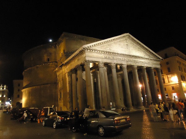 Panteão de Roma foi um templo no império romano e depois converteu-se em igreja 