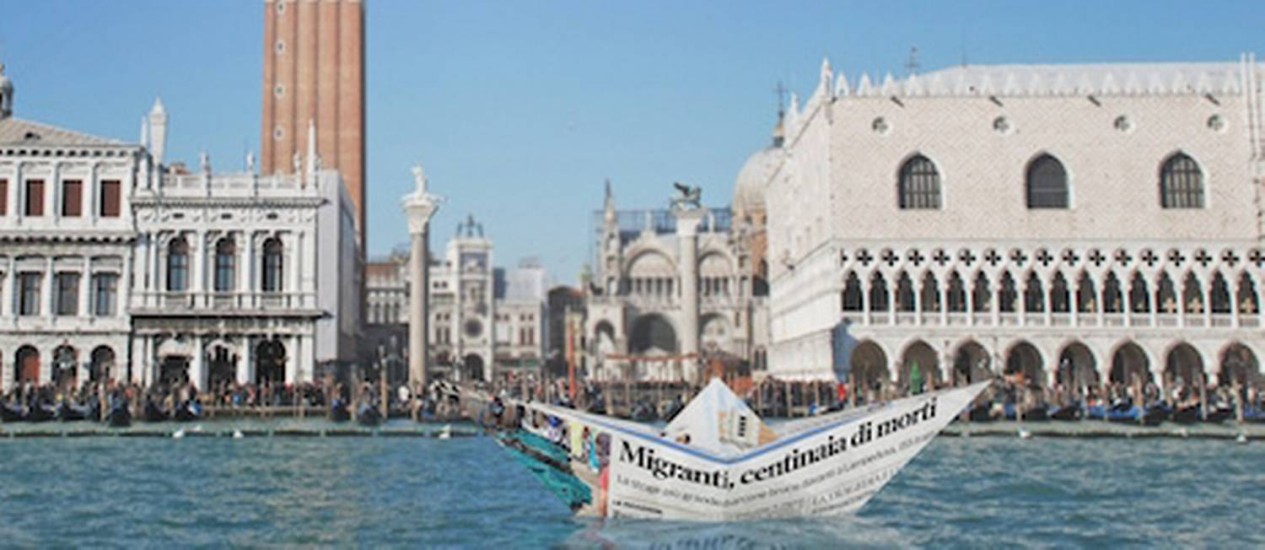 Obra-protesto, Lampedusa, lançada no mar de Veneza por ocasião da Bienal de 2015
