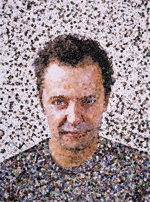 Autorretrato feito em mosaico de recortes de revistas e fotografado.