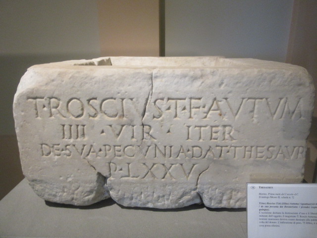 inscrições em latim no mármore do século I d. C