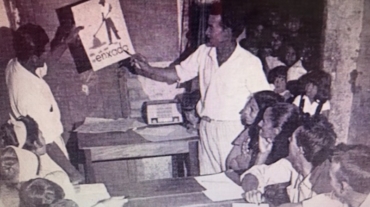 “Escolas radiofônicas” em pequenas comunidades rurais do passado, quando ir à aula era um acontecimento relevante. Foto incluída no texto de  Carlos Rodrigues Brandão. Aulas no sertão goiano do MEB.