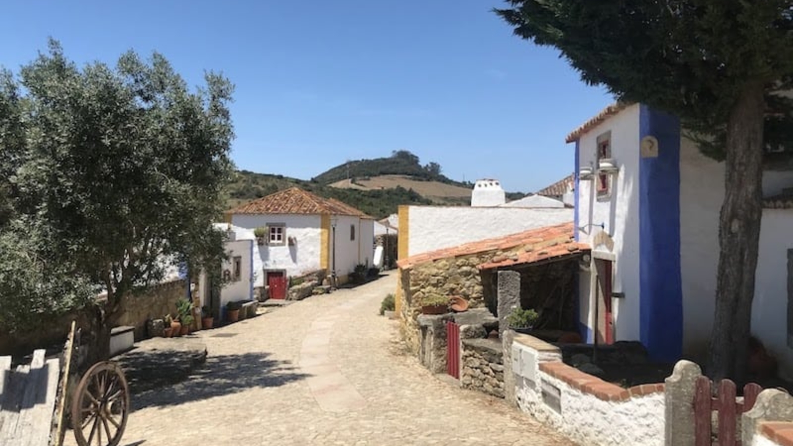 Única rua da Aldeia - foto por Mari Weigert